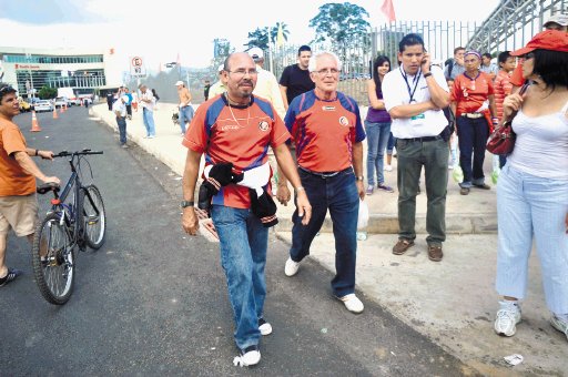 Vargas y León caminaron felices hacia el Estadio Nacional. A. Otárola.