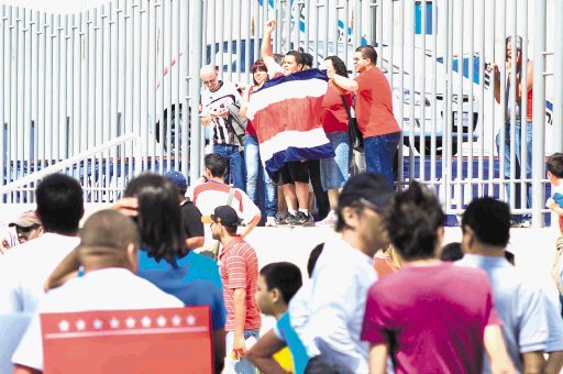 Los cánticos y señales de alegría por parte de la afición no faltaron, en la fiesta que se vivió ayer en la inauguración del estadio. Alexánder Otárola.