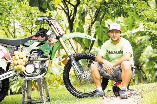 Johan Mora habló con Al Día ayer en su casa en San Rafael de Santa Ana, el piloto lució su nueva moto Kawasaki.C. Borbón.