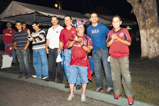 Los sancarleños apoyaron a su equipo anoche y mostraron optimismo de cara a la final. M. Vega.