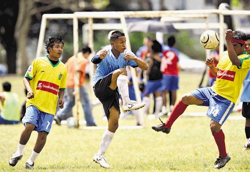 Juegos muy disputados se dieron ayer en La Sabana en la Copa Indígena, como este entre La Casona y Chirripó. Carlos Borbón.