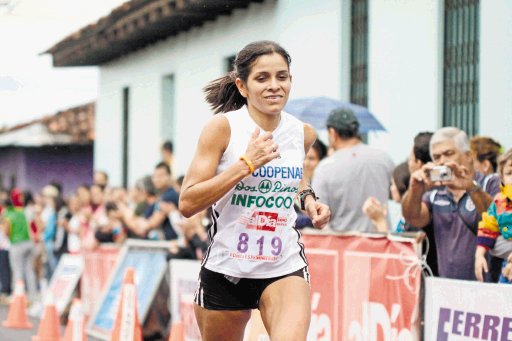 Norma Rodríguez apretó “el acelerador” y se impuso ayer durante la quinta edición de la carrera florense. Marcela Bertozzi.