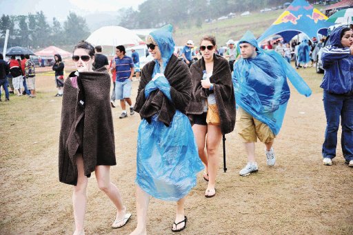 Los asistentes al torneo de motocross en la pista de El Tejar de Cartago usaron capas para protegerse de la lluvia.A. Fonseca.