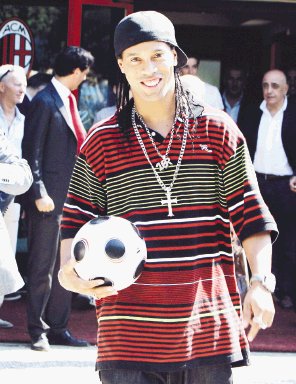 Ronaldinho bailará en un programa de TV. 