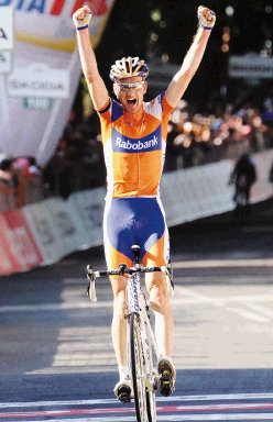  “Espero seguir volando”. El holandés Pieter Weening, es el nuevo líder del Giro.EFE.