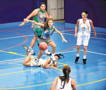 Luchan a muerte. El baloncesto es uno de los deportes más seguidos. Anoche jugaron en femenino Ucimed y la ULatina. rafael Pacheco.