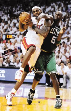  Heat quemó a Boston. La estrella del Miami Heat, LeBron James, recibe una fuerte falta del “Cuervo” Kevin Garnett, de los Celtcs de Boston. EFe.