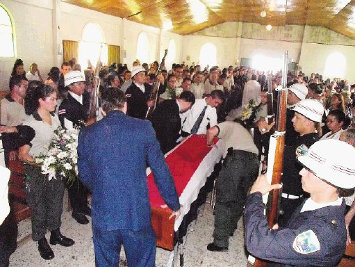  15 custodios a vacaciones. Cientos de personas participaron ayer en el entierro del custodio asesinado durante el intento de fuga. Alonso Tenorio.