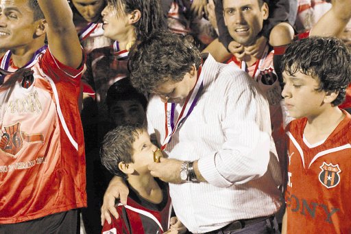 “Es el mejor grupo que he tenido”. Óscar Ramírez celebra el bicampeonato.