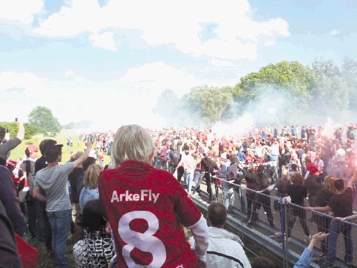  Tulipanes como “locos”. Miles de aficionados se tiraron a la calle a despedir al Twente. El equipo salió rumbo a Amsterdam ayer.Cortesía del FC Twente.