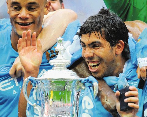  Manchester vibra con doble festejo de títulos. El argentino Carlos Tévez festjó el título, el primero del City desde hace 35 años.AFP.