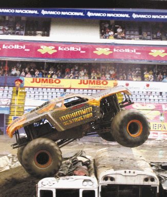  La lluvia no pudo con ellos. Neil Elliot demostró que es una fiera al volante de su Maximum Destruction. Fue de los más ovacionados ayer.Isaac Zúñiga