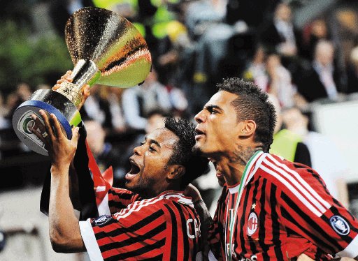  Milán celebró con un triunfo. Robinho y Kevin Prince Boateng, figuras de los milanistas. EFE.