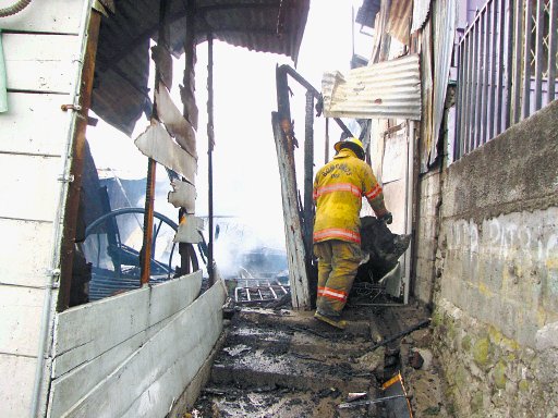 Incendio revela malas prácticas de los ticos. El incendio del 10 de mayo consumió cinco viviendas.Archivo.