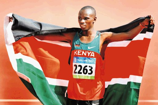 Wanjiru, oro en maratón en Pekín"08, muere al saltar desde balcón de su casa. Foto tomada el 24 de agosto de 2008 que muestra al maratoniano keniata Samuel Wanjiru celebrando su triunfo en los Juegos Olímpicos de Pekín"08en China. EFE.