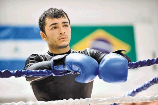  “Tiquito” a noquear. “El Tiquito” Vásquez agotado. El boxeador toma un descanso durante un entrenamiento ayer en un gimnasio en Río Segundo de Alajuela. M. Vega.