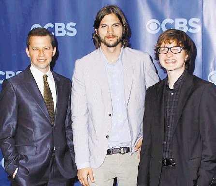 Con fiesta de bienvenida. Ashton Kutcher y sus compañeros Jon Cryer y Angus T. Jones.