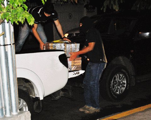  Camionero cae con coca. Los agentes extrajeron la cocaína del camión. A. Garita.