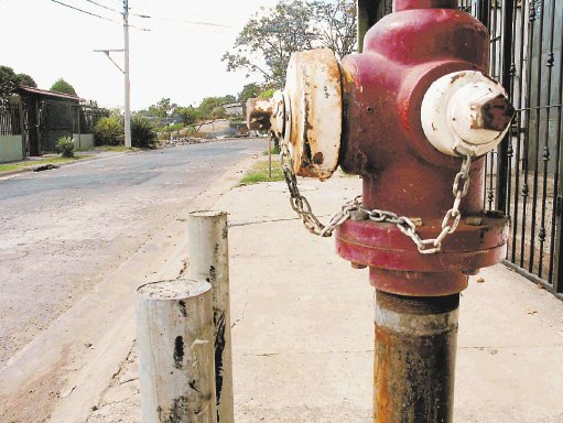  Empresas instalarán 4 mil nuevos hidrantes. 2.700 hidrantes están en mal estado, según Bomberos. Archivo.