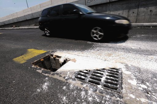  Rotonda de Alajuelita pone en riesgo a miles de conductores. El peligro es inminente ante la falta de alcantarillas, ya que algunas han sido robadas. A. Arias.