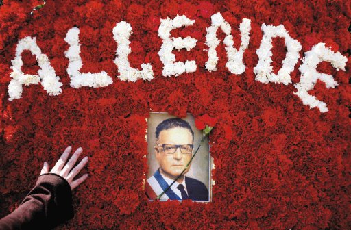 Exhumarán restos de Salvador Allende. La causa de muerte sigue siendo un misterio. AP.