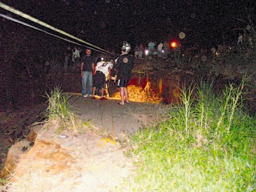  Exceso de agua hundió carretera. El 24 de abril, dos motociclistas cayeron en hueco.m. Gamboa.