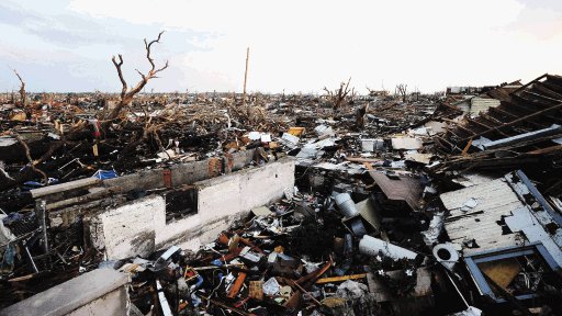  Tornado arrasó ciudad de EE. UU.. El tornado dejó a su paso por Joplin un número indeterminado de muertos y heridos tras destrozar viviendas y un hospital. EFE.