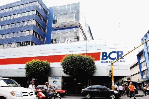  Hombre asaltó sede del BCR con un papel. El atracador no portaba arma alguna y atacó el banco en momentos en que hacían fila cientos de clientes. Luis Navarro.
