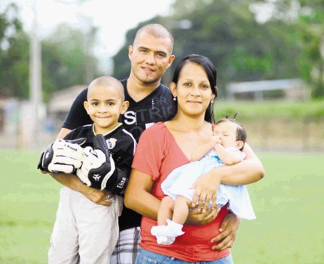  Pensó retirarse. Méndez posó ayer junto a su esposa, su hijo de 4 años y su bebé de 4 meses. M. Aguilera.