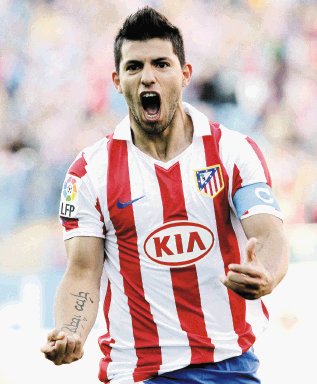  “Kun” quiere irse del Atlético. El “Kun” Agüero dio a conocer su decisión de salir del Atlético, por medio de su página en Internet.EFE.