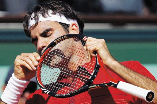  Dominio Federer y Djokovic. Federer intentó arreglar un problema en su raqueta durante el partido ante el español Feliciano López.EFE.
