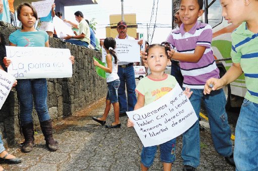  Campesinos se aferran a Dios. Shirley Hurtado, de tres años, llegó con un letrero.