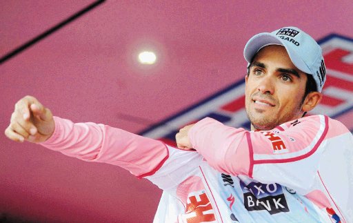  Contador no afloja. Alberto Contador, del equipo Saxo Bank, luce en el podio el maillot rosa de líder de la general tras la octava etapa del Giro de Italia. EFE.
