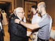  Palestina en la Unesco. El presidente palestino Mahmud Ab&#x00E1;s (i) salud&#x00F3; a uno de los presos palestinos liberados por Israel a finales de octubre. EFE.