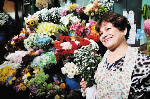  Bajas ventas de flores para  D&#x00ED;a de los Difuntos  Solo adultos mayores guardan la costumbre