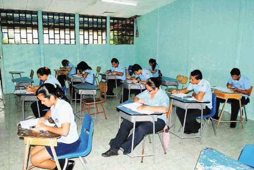  Entre logaritmos y  las &#x00E1;reas sombreadas de  la geometr&#x00ED;a  Colegiales se enfrentaron a examen de matem&#x00E1;ticas