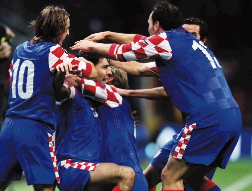 Croacia sali&#x00F3; ilesa del infierno de Estambul Gole&#x00F3; 0-3 a Turqu&#x00ED;a; tiene pie y medio en la Eurocopa 2012