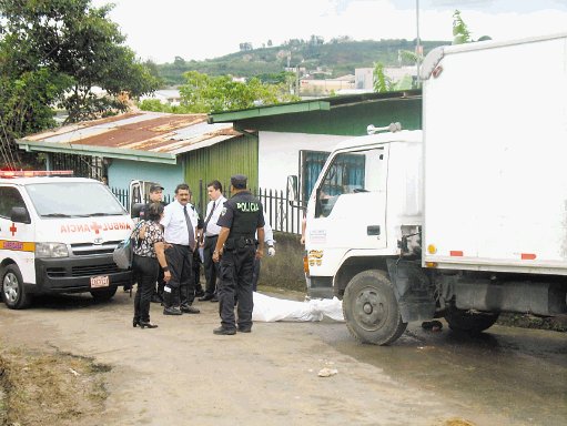  Ni&#x00F1;a de 3 a&#x00F1;os muri&#x00F3; atropellada . El cuerpo de la menor qued&#x00F3; debajo del cami&#x00F3;n de panader&#x00ED;a. Roberto Acosta LT.