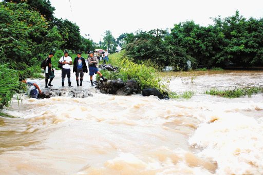  Lluvias en la zona norte y el Caribe. Las calles se convirtieron en verdaderos.R. Montero.