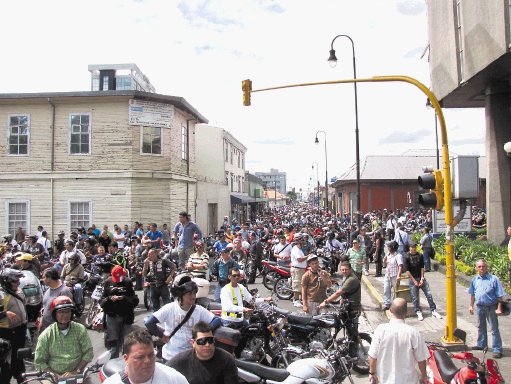 Motociclistas ir&#x00E1;n a huelga hoy. Hace una semana, el grupo protest&#x00F3; frente al INS. Archivo.