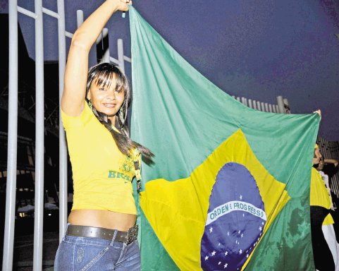  &#x00A1;Carioca puso como locos a los ticos!  Claudette Nogueira tiene siete a&#x00F1;os en el pa&#x00ED;s