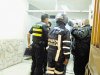 Bajo intensa lluvia caen tres asaltantes en Cartago. Momento en que las autoridades trasladan a los ladrones. Jorge Calder&#x00F3;n, corresponsal.