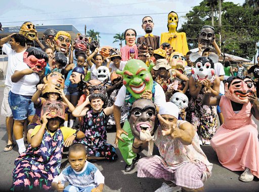  Calienta la fiesta en Lim&#x00F3;n. Las mascaradas llenaron de alegr&#x00ED;a las calles de la ciudad. Manuel Vega.