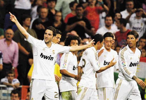 Bar&#x00E7;a y Real Madrid aplastaron. El &#x201C;Pipita&#x201D; Higua&#x00ED;n se luci&#x00F3; con su segundo hat trick consecutivo.Foto: AP