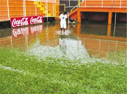 Lluvias suspenden partido en el Puerto F&#x00FA;tbol de Costa Rica