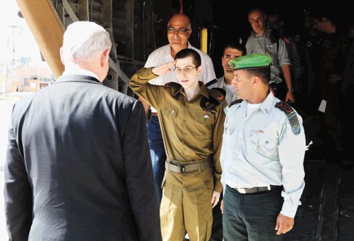  Liberan soldado israel&#x00ED; Shalit y a palestinos  Ten&#x00ED;a cinco a&#x00F1;os de cautiverio