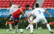 Costa Rica vence 1-0 a Cuba en f&#x00FA;tbol de Panamericanos. El cubano Jos&#x00E9; Mac&#x00ED;as (i) disputa el bal&#x00F3;n con el costarricense Antonio Vega (d) durante el partido. EFE.