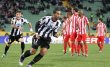 El Atl&#x00E9;tico cede el liderato en Liga de Europa. Mehdi Benatia del Udinese celebra una anotaci&#x00F3;n ante el Atl&#x00E9;tico durante el partido de hoy. AFP.