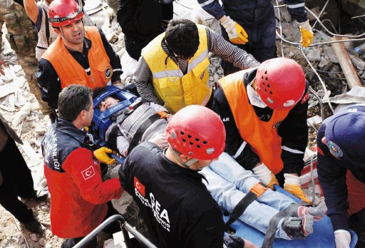  Terremoto  deja 279 muertos,  siguen buscando sobrevivientes  Sismo sacudi&#x00F3; este domingo a Turqu&#x00ED;a