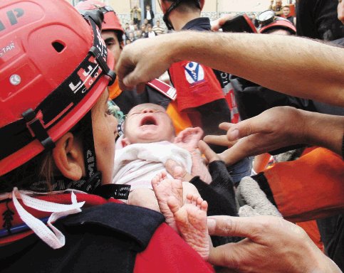  Beb&#x00E9; viva  en escombros  Sobrevivientes de terremoto en turqu&#x00ED;a